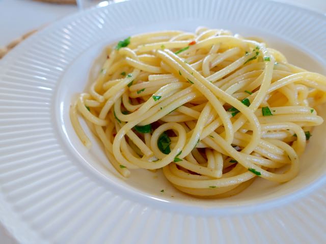 Spaghetti Aglio, Olio, Peperoncino Elizabeth Minchilli 