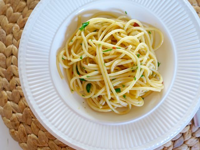 Spaghetti Aglio, Olio, Peperoncino Elizabeth Minchilli 