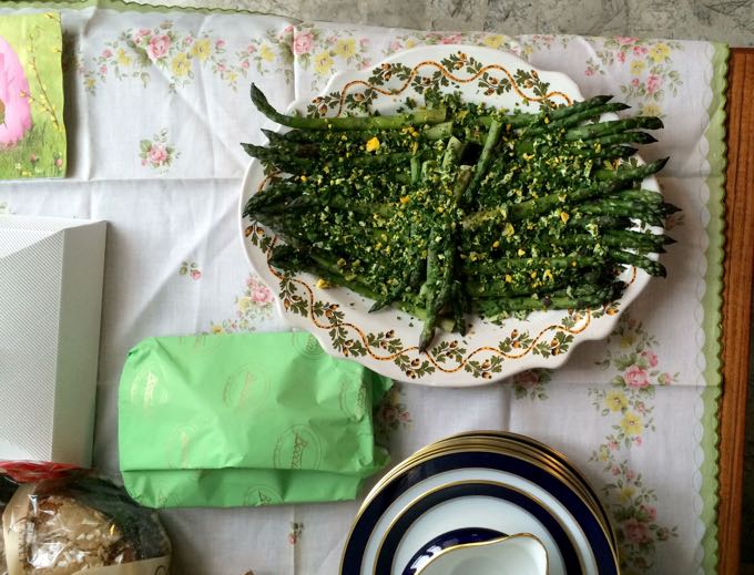 Asparagus_and_eggs_Elizabeth_Minchilli - 2