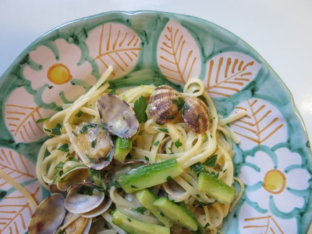 pasta with clams, zucchini and lemon www.elizabethminchilliinrome.com