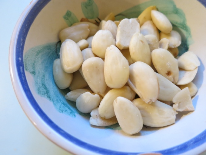 Almonds for Pasta with Artichokes, peas and mint 